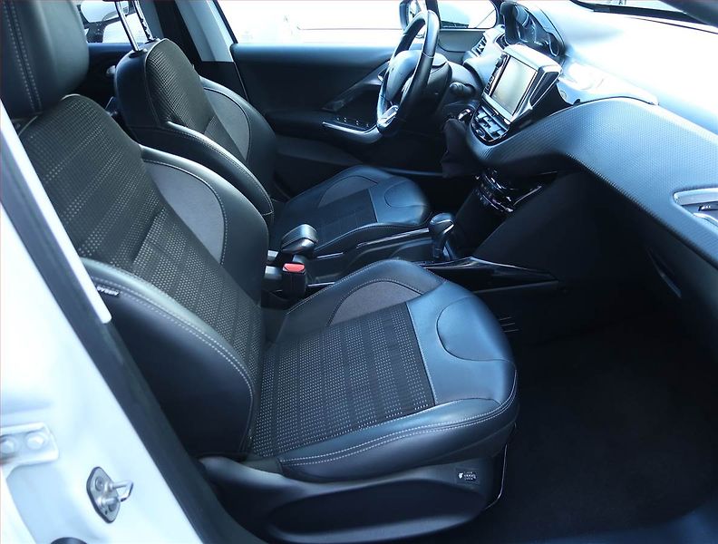 Peugeot 2008 (2018) 1.2 PureTech, Automat - fotka 9 z 18