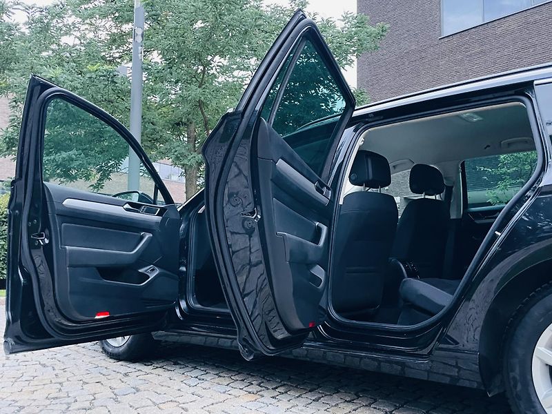 Volkswagen Passat 2.0TDI AUTOMAT VÝHŘEV SENZORY - fotka 23 z 48