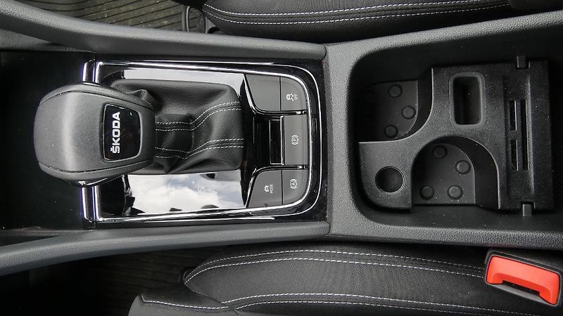 Škoda Karoq 1,5 TSI DSG Sportline - fotka 18 z 24