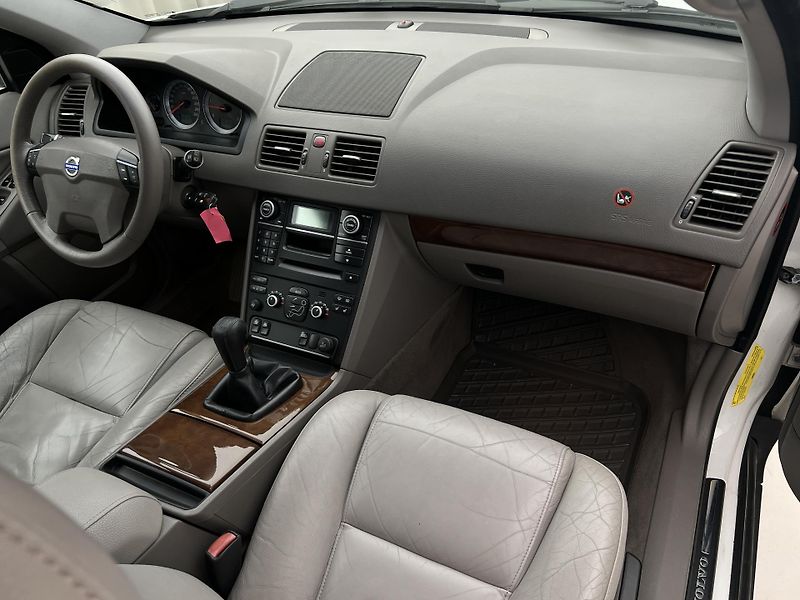 Volvo XC90 D5 AWD SUMMUM REZERVACE - fotka 19 z 30