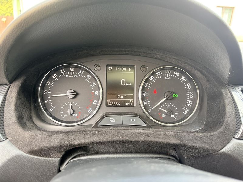 Škoda Rapid 1.6TDI DSG MONTE CARLO - fotka 17 z 35