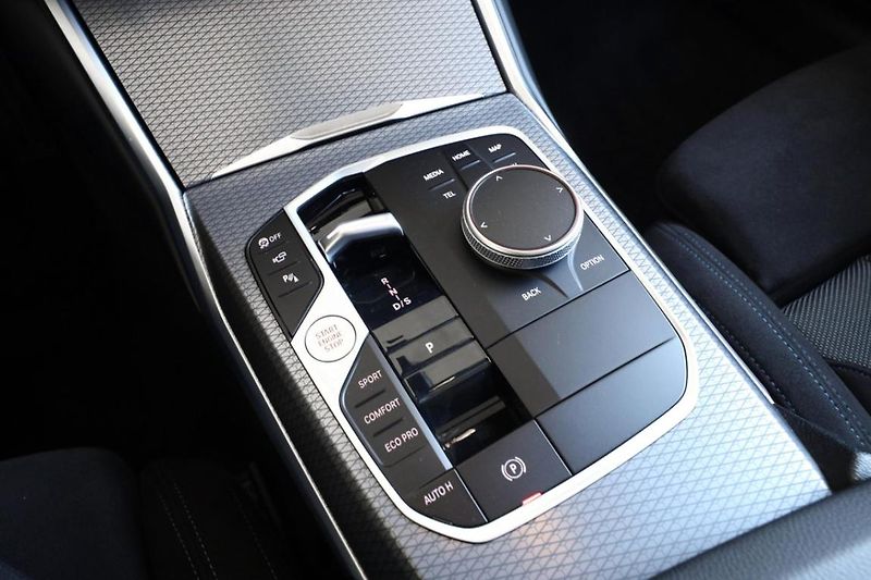 BMW Řada 3 330d xDrive Touring - fotka 10 z 25