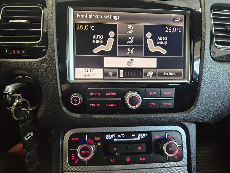 Volkswagen Touareg 3,0TDi 180kw 4x4 DSG 20ALU - fotka 24 z 41