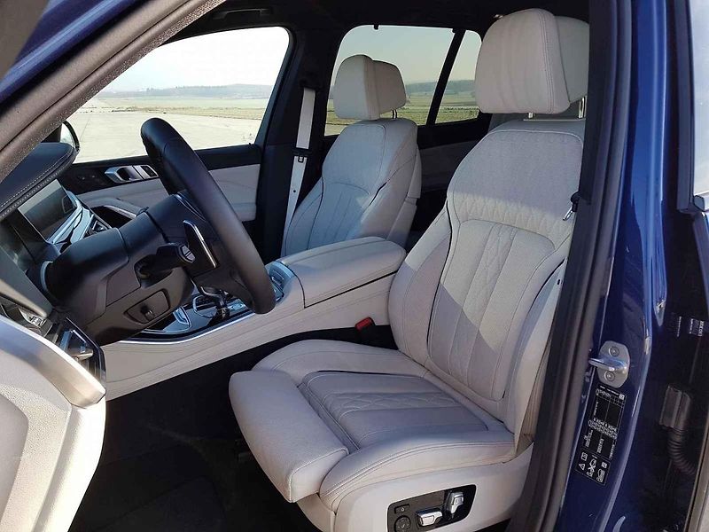 BMW potřebuje více točivého momentu, protože váží o půl tuny víc než Mercedes.