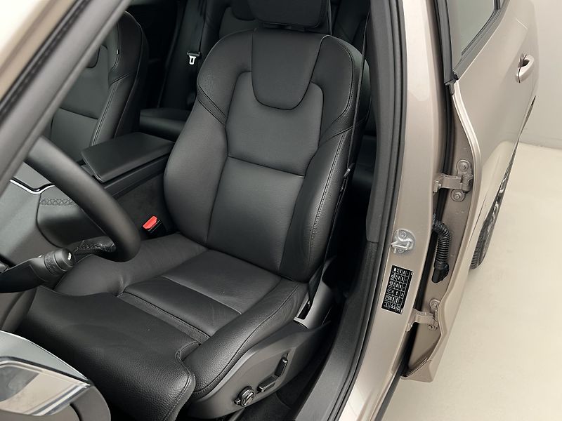 Volvo XC60 B4 AWD DARK PLUS AUT - fotka 17 z 39