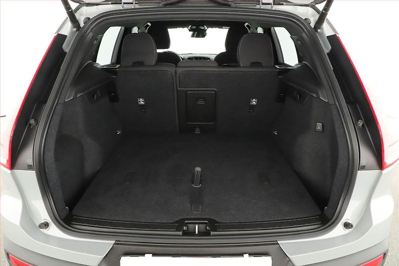Volvo XC40 (2023) B3 - fotka 11 z 26