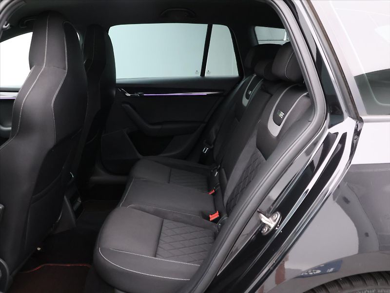 Škoda Octavia RS 2,0 TDI 135kW DSG LED 1.Maj - fotka 14 z 27