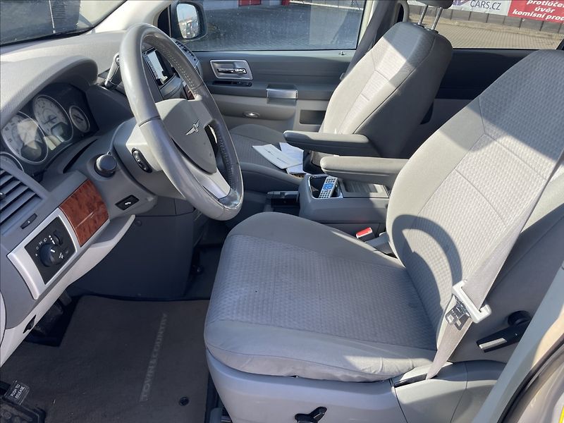 Chrysler Town & Country 3,8 i V6 RT LPG Automat 7míst - fotka 8 z 34