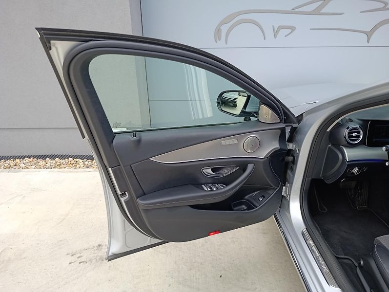 Mercedes-Benz Třídy E 220d 143kW 4MATIC ČR  - fotka 29 z 34
