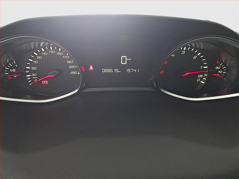 Peugeot 308 (2017) 1.6 BlueHDi, Serv.kniha - fotka 11 z 16