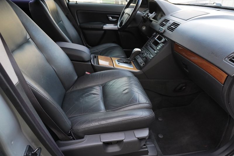 Volvo XC90 2,4D D5 EXECUTIVE AWD 120KW - fotka 11 z 22