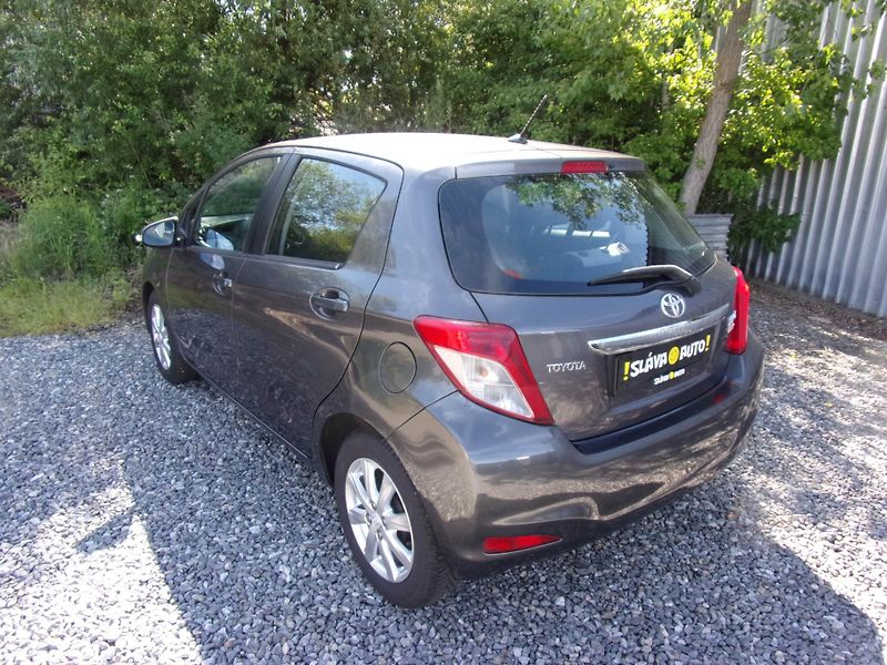 Toyota Yaris (2012) 1.3i 73kW LOUNGE AUT.KLIMA KM - fotka 7 z 23