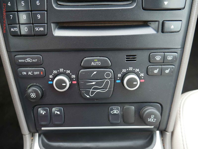 Volvo XC90 (2007) 2.4 D5 4x4, ČR, AT, xenon - fotka 16 z 17