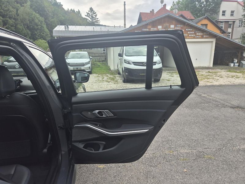 BMW Řada 3 TOURING 330D M SPORT 210kw 19A - fotka 39 z 50