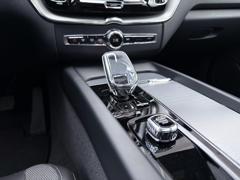Volvo XC60 B5 AWD ULTRA // VZDUCH // B&W - fotka 25 z 56