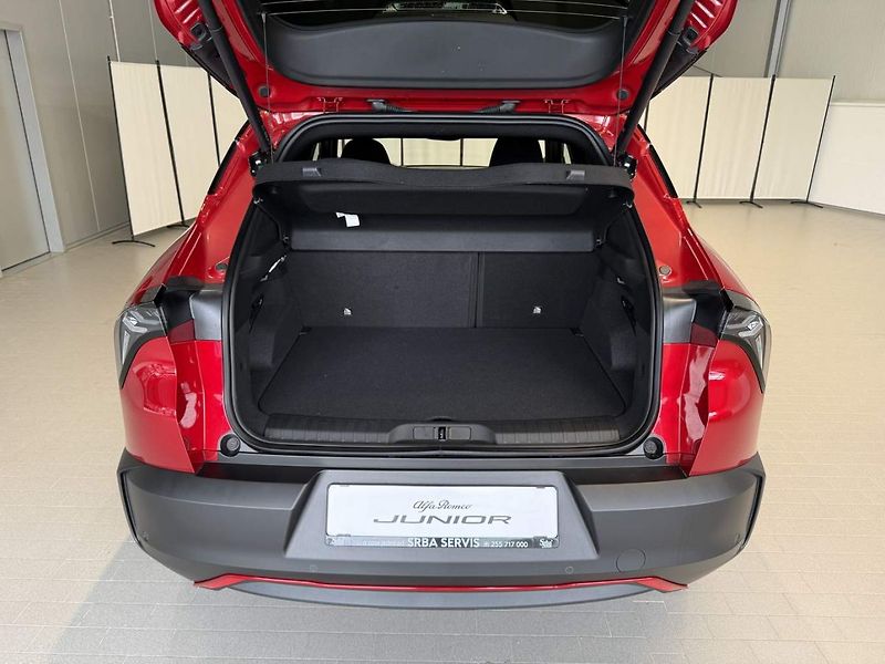 Alfa Romeo Junior (2025) Speciale Elettrica 54 kWh - fotka 22 z 26