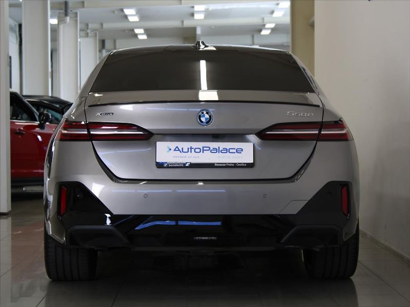 BMW Řada 5 550e xDrive M-paket Bowers   3 - fotka 4 z 32