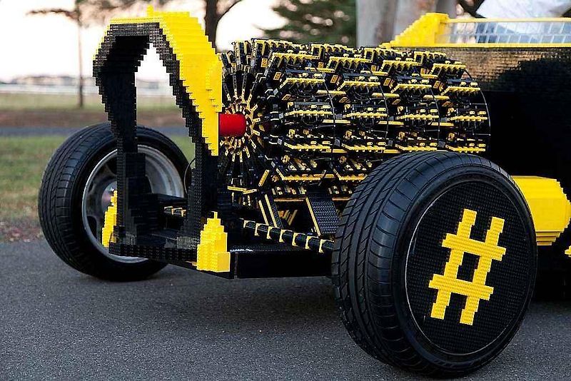 Funkční automobil postavený z Lega.