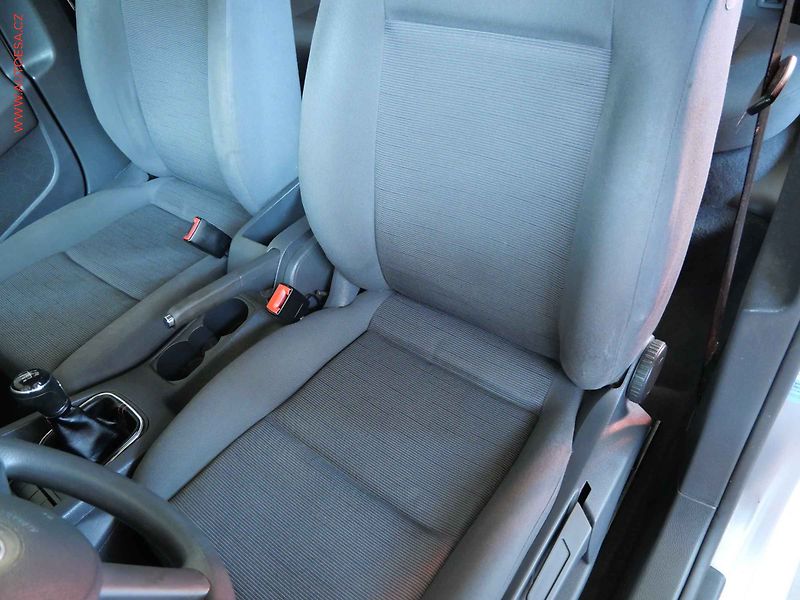 Volkswagen Golf (2004) 1.6i, 2.maj,ČR, AC, STK6/28 - fotka 9 z 17