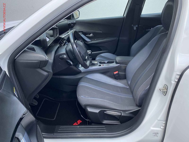 Peugeot 2008 (2020) 1.2 PT, Allure, navi, kamera - fotka 9 z 18