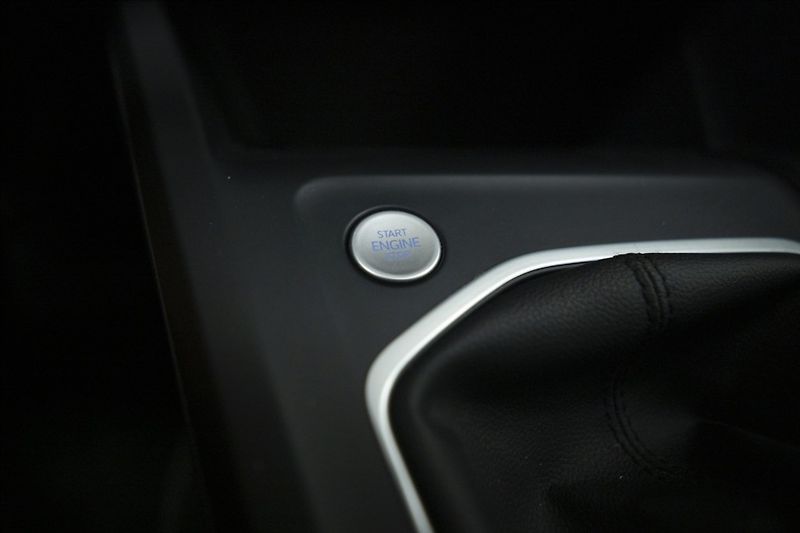 Volkswagen Golf 1,5 TSI KEYLESS KAMERA VÝHŘEV - fotka 21 z 42