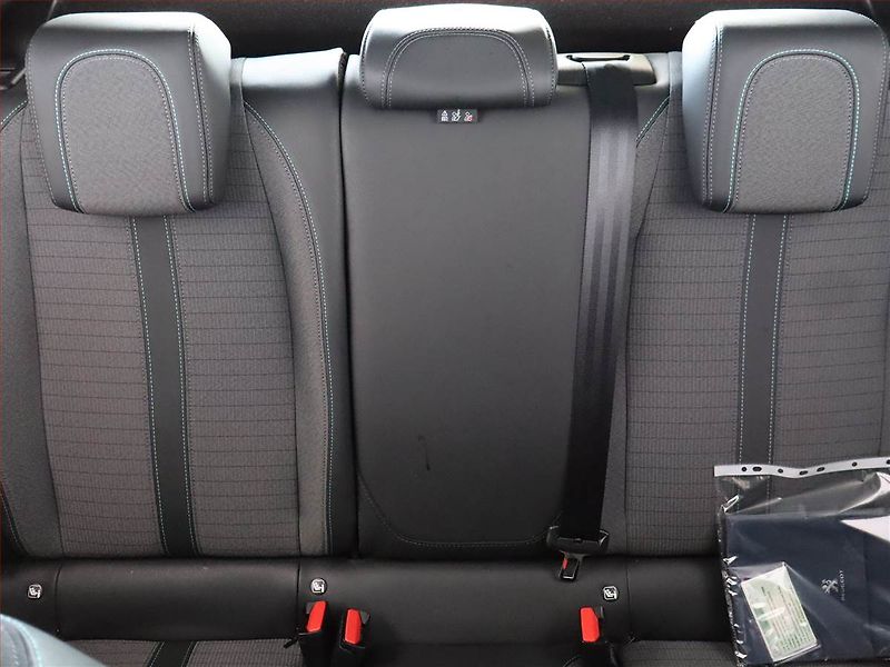 Peugeot 2008 (2021) 1.2 PureTech, Automat - fotka 10 z 24
