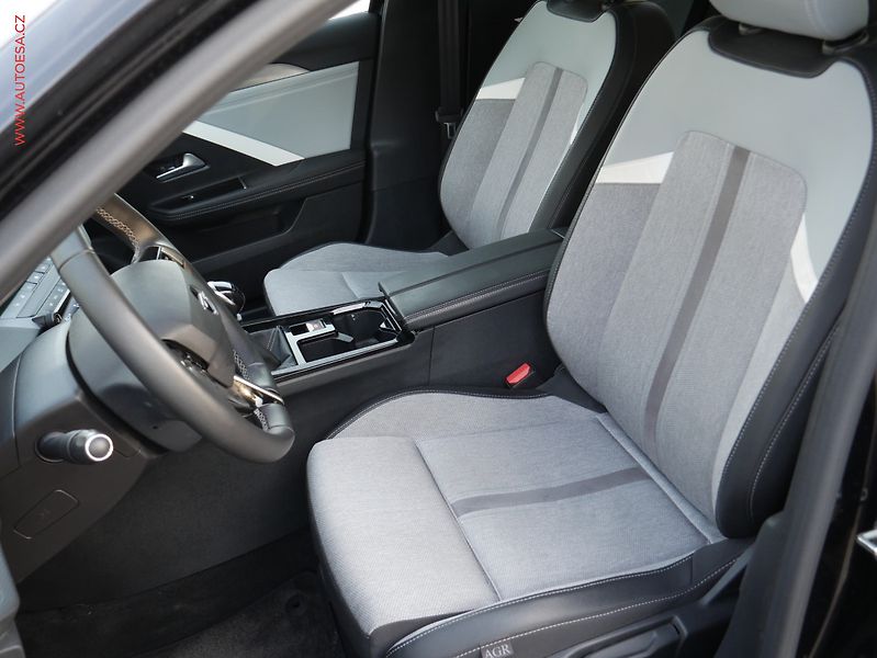 Opel Astra (2023) 1.5 CDTi, Elegance, LED, navi - fotka 9 z 16
