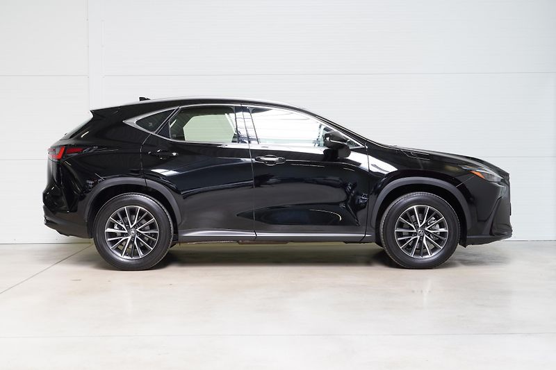 Lexus NX 350h 1.MAJ,DPH,Kamera,El.kufr - fotka 4 z 28