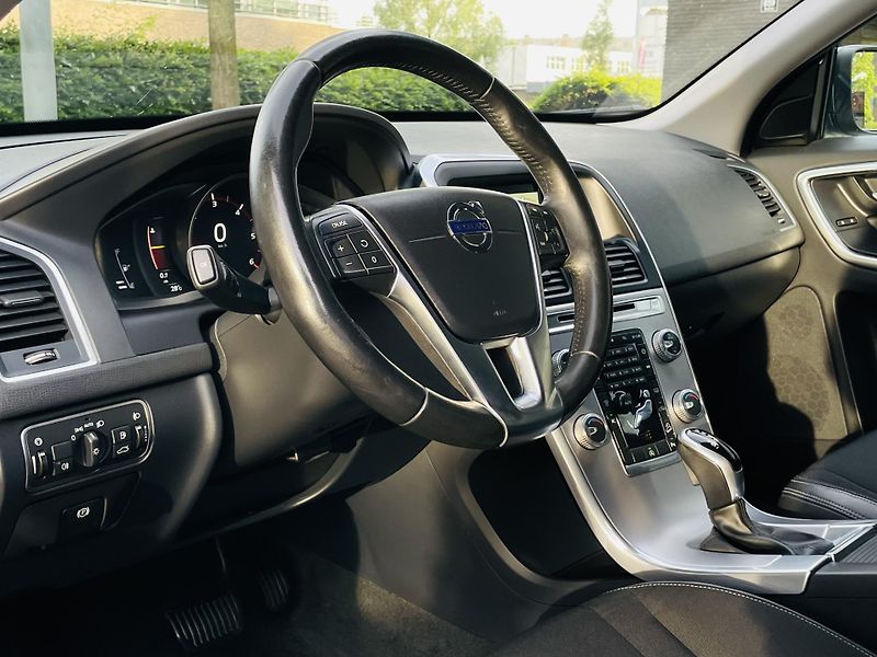 Volvo XC60 2.4D 5VÁLEC 1.MAJITEL SERVISKA - fotka 27 z 43