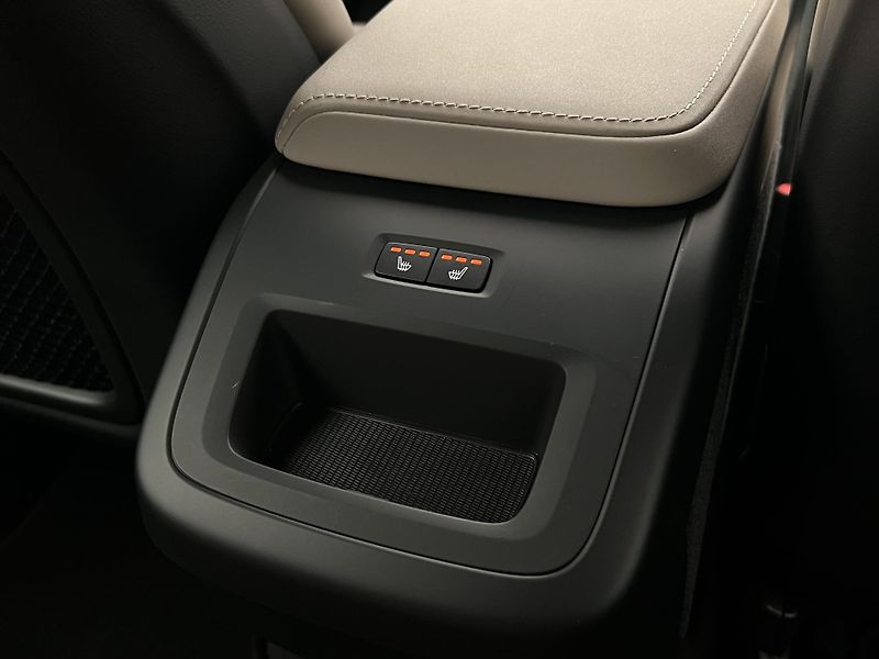 Volvo XC60 B5 AWD DARK PLUS RECHARGE CZ - fotka 21 z 44