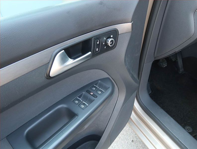 Volkswagen Touran (2013) 2.0 TDI, Navi, Tempomat - fotka 17 z 19