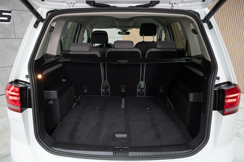 Volkswagen Touran 1.5 TSI TAŽNÉ*7.MÍST*DPH*ČR 1M - fotka 42 z 46