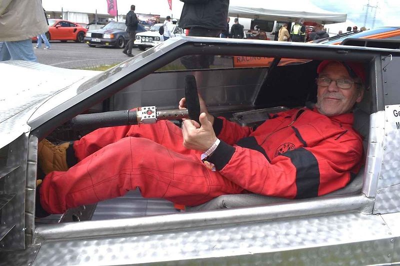 Původní Škoda 100 se postupně změnila v tento supernízký speciál.