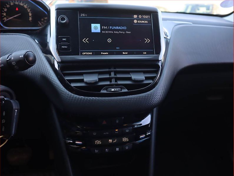Peugeot 2008 (2019) 1.2 PureTech, Automat, Navi - fotka 12 z 22