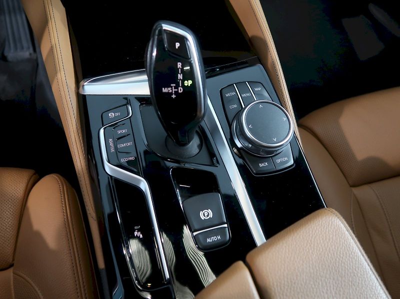 BMW Řada 5 (2018) LUXURY LINE 540d xDRIVE TAŽNÉ - fotka 31 z 38