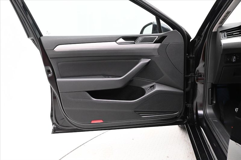 Volkswagen Passat 1,4 GTE 160 kW DSG Business Zá - fotka 23 z 30