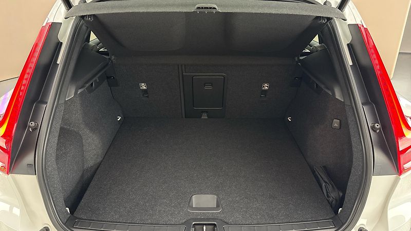 Volvo XC40 2.0 T3 AUT Momentum Pro - fotka 17 z 28
