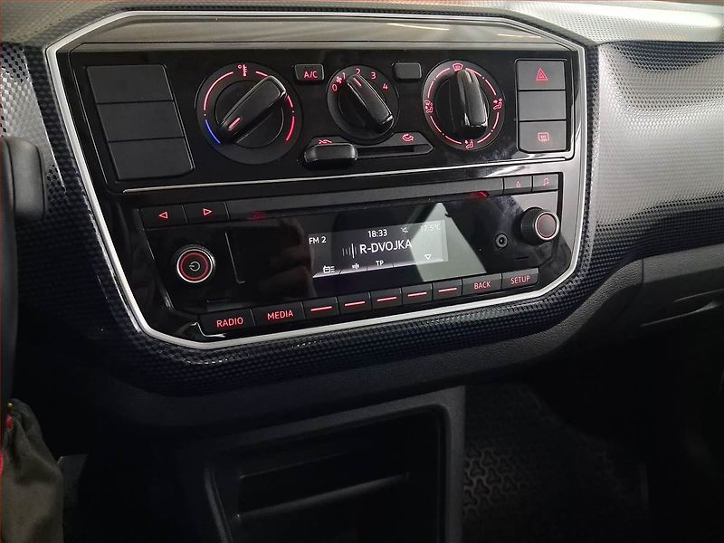 Volkswagen up! (2016) ACTIVE 1.0 MPI, Serv.kniha - fotka 12 z 16