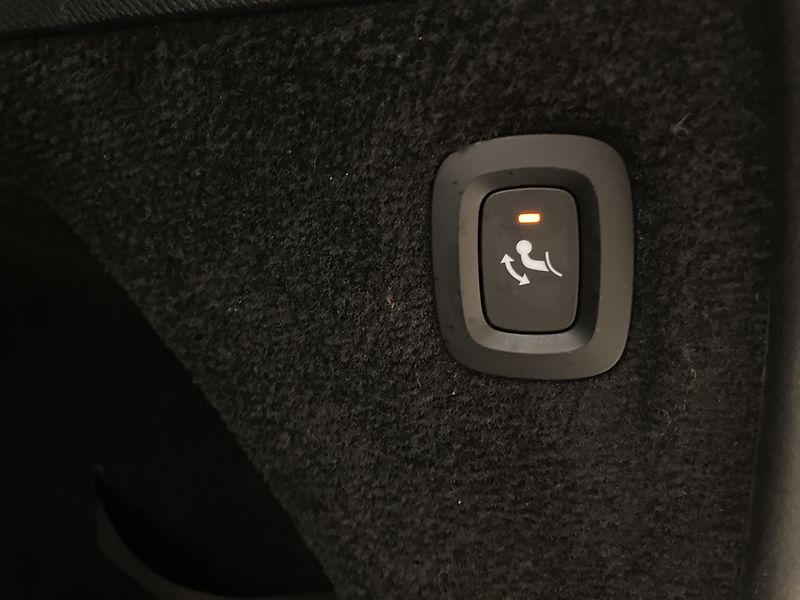 Volvo XC90 D5 AWD MOMENTUM AUT REZERVACE - fotka 32 z 46