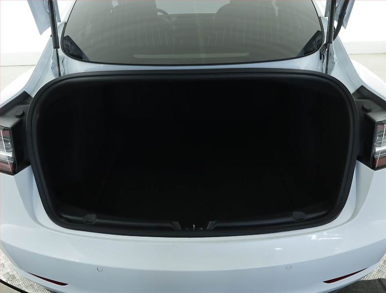 Tesla Model 3 (2019) Long Range 4WD 78kWh, SoH 83% - fotka 14 z 23