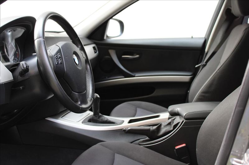 BMW Řada 3 318d Touring / M-Paket / Manuá - fotka 10 z 29