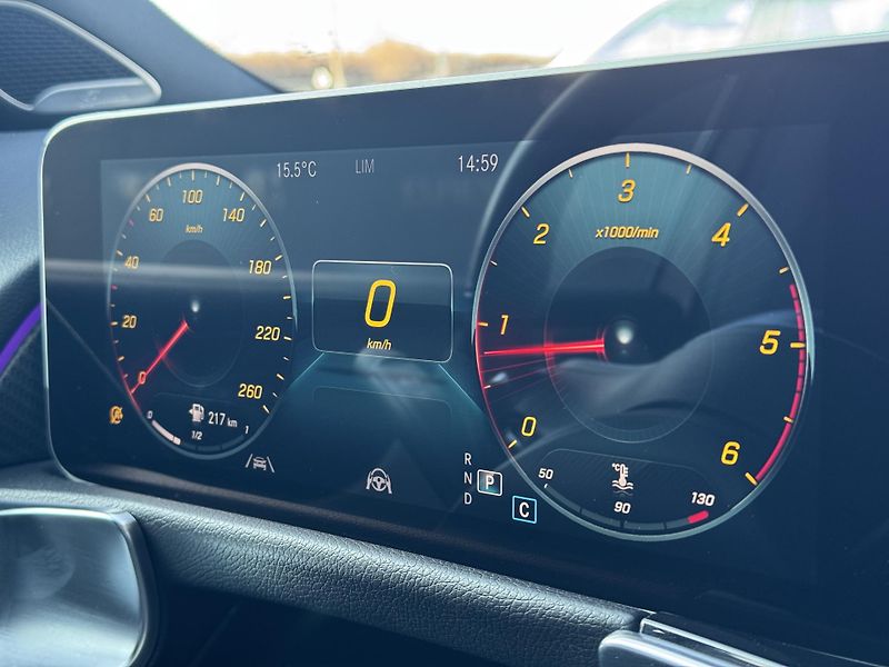Mercedes-Benz GLB (2019) 200d 4Matic, AMG Line Head-up  - fotka 30 z 51