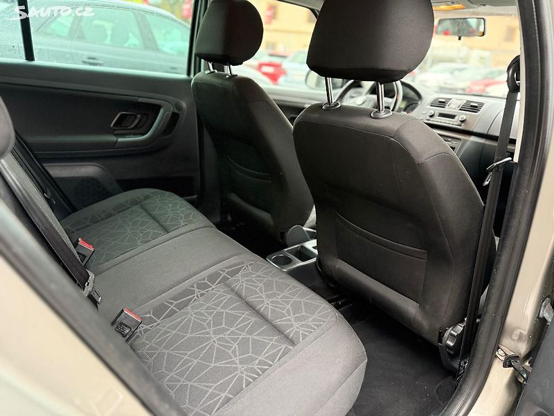 Škoda Fabia 1.2 tsi Family - fotka 8 z 22