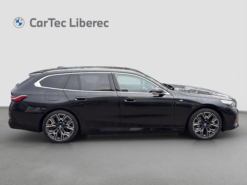 BMW i5 xDrive40 Touring - fotka 5 z 16