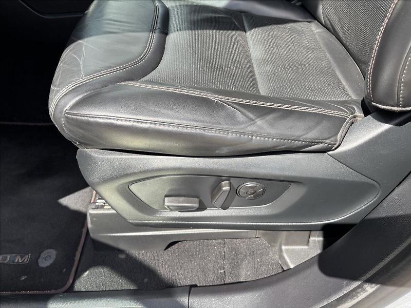 Ford Explorer 3,0 V6 PHEV Platinum AWD 7Míst - fotka 32 z 65