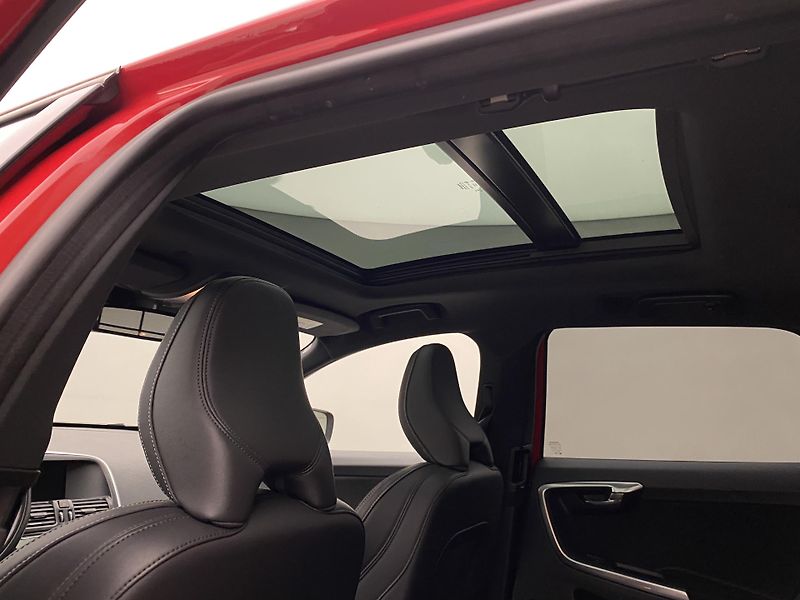 Volvo XC60 D5 AWD R-DESIGN AUT REZERVACE - fotka 31 z 52