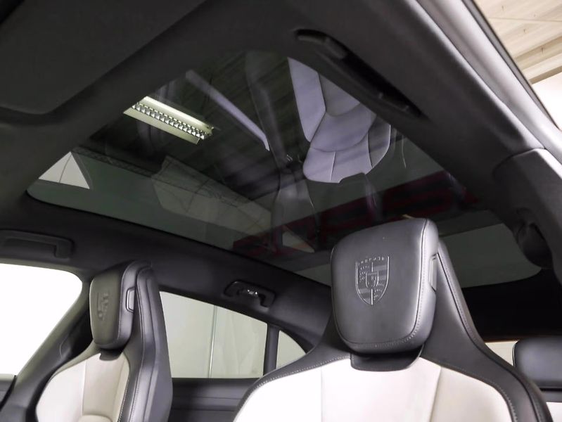 Porsche Taycan 4 Cross Turismo HuD Pano 360 - fotka 15 z 25