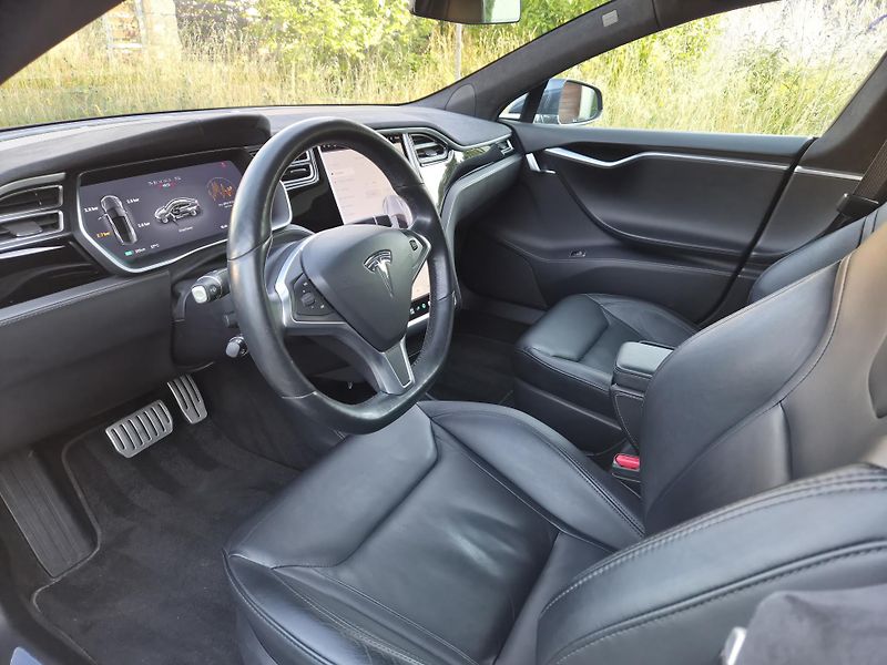 Tesla Model S (2016) P85D - fotka 9 z 16