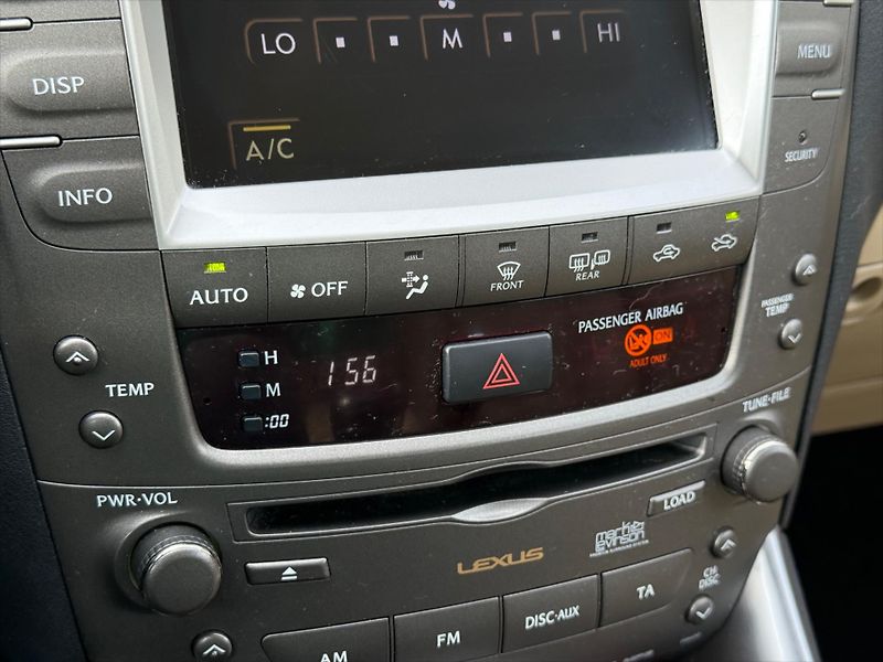 Lexus IS 220d 2,2 - fotka 17 z 20