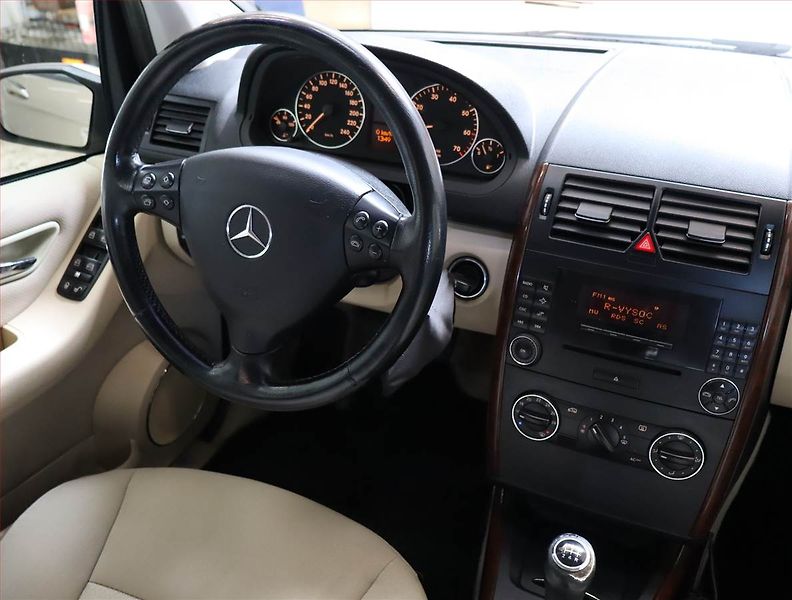 Mercedes-Benz Třídy A (2005) A 170 , Klima, rezervace - fotka 7 z 17